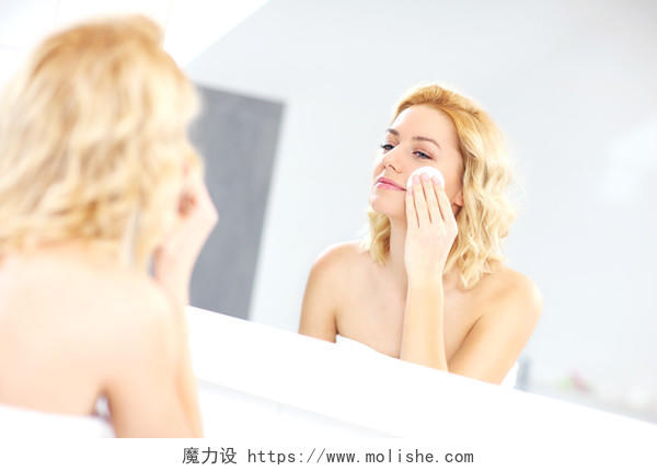 白色一个欧美漂亮女人对着镜子洗脸的照片面部清洁脸部